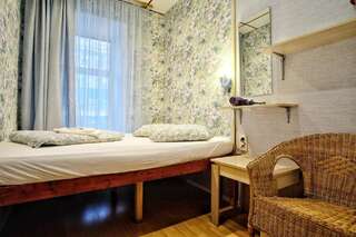 Хостелы Mila Guest House Москва Кровать в общем двухместном номере для мужчин-1